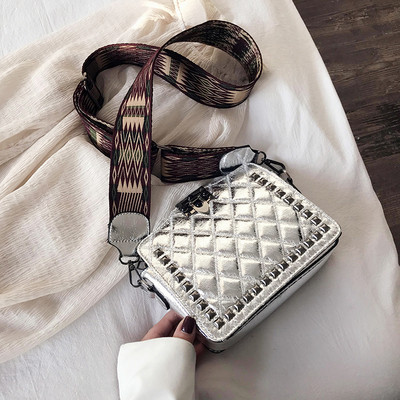 Pika sanga ja metallelemendiga kandiline naistekott