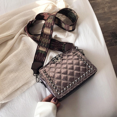 Pika sanga ja metallelemendiga kandiline naistekott