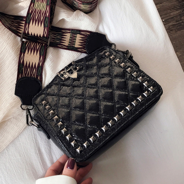 Pika sanga ja metallelemendiga kandiline naistekott