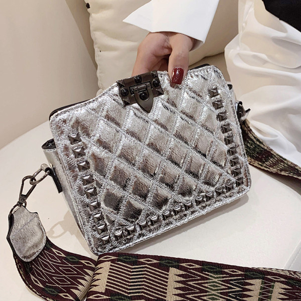 Pika sanga ja metallelemendiga kandiline naistekott