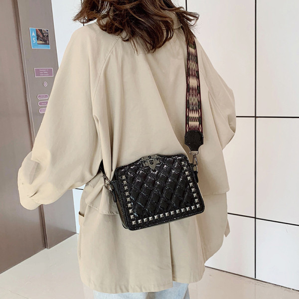 Pika sanga ja metallelemendiga kandiline naistekott