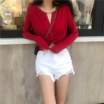 Modern női blúz spitz nyakkivágással és fém elemekkel