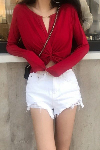 Modern női blúz spitz nyakkivágással és fém elemekkel