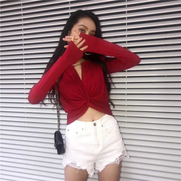 Modern női blúz spitz nyakkivágással és fém elemekkel