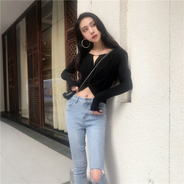 Modern női blúz spitz nyakkivágással és fém elemekkel