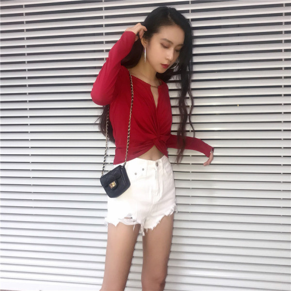 Modern női blúz spitz nyakkivágással és fém elemekkel