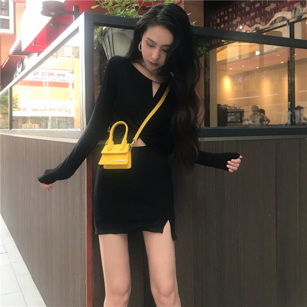 Modern női blúz spitz nyakkivágással és fém elemekkel