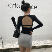 Kevadine naiste pluus ovaalse kaelusega ja lahtise seljaosaga