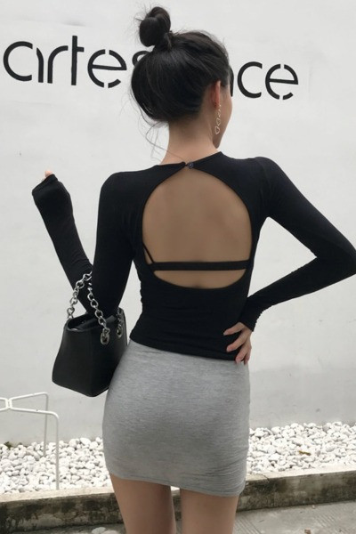 Kevadine naiste pluus ovaalse kaelusega ja lahtise seljaosaga