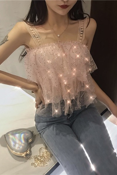 Modern női felső flitterekkel és csipkepántokkal