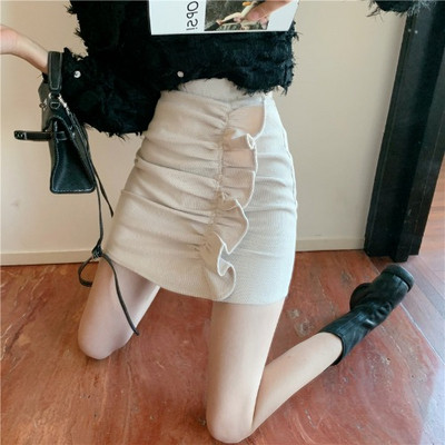 Lühike kõrge vöökoha ja lokkidega naiste seelik