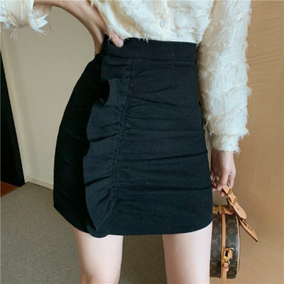 Lühike kõrge vöökoha ja lokkidega naiste seelik