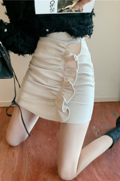 Lühike kõrge vöökoha ja lokkidega naiste seelik