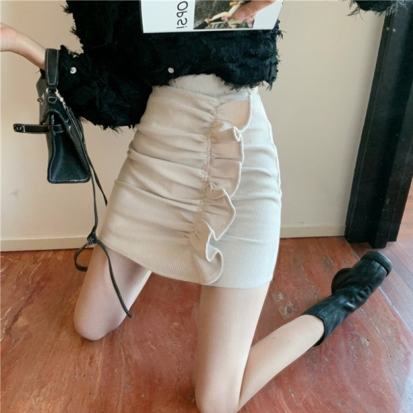 Lühike kõrge vöökoha ja lokkidega naiste seelik