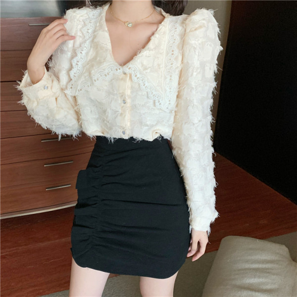 Lühike kõrge vöökoha ja lokkidega naiste seelik