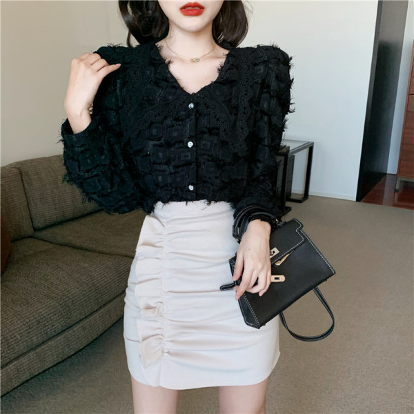 Lühike kõrge vöökoha ja lokkidega naiste seelik