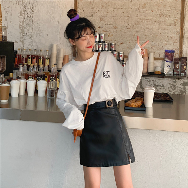 Korszerű bőr női szoknya magas derékkal, fém csattal