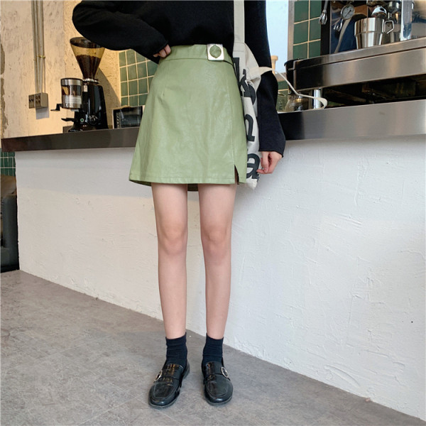 Korszerű bőr női szoknya magas derékkal, fém csattal