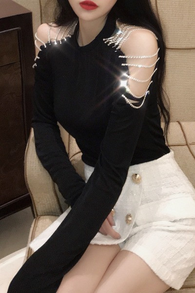 Tavaszi női blúz vágott ujjakkal és kövekkel