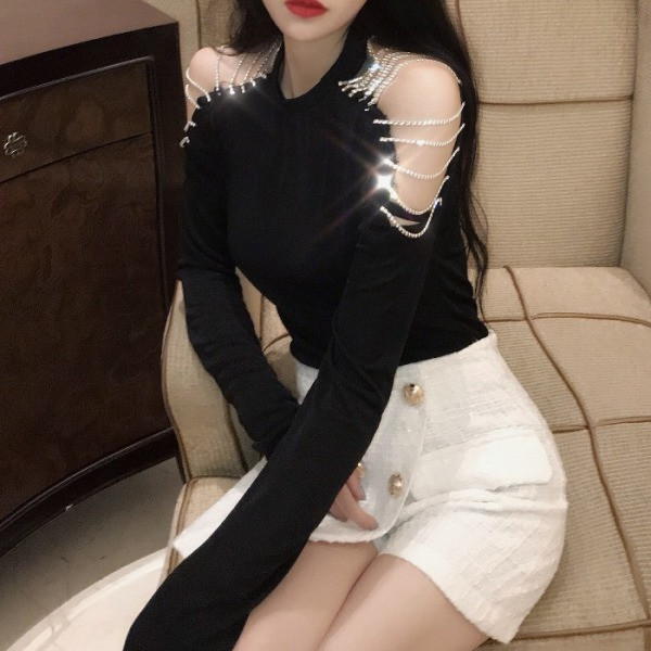 Tavaszi női blúz vágott ujjakkal és kövekkel