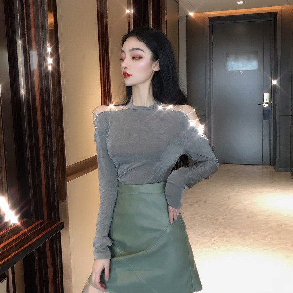 Tavaszi női blúz vágott ujjakkal és kövekkel