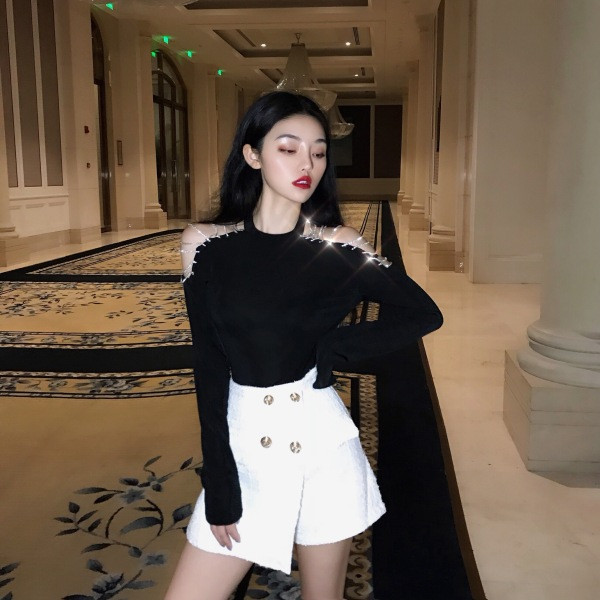 Tavaszi női blúz vágott ujjakkal és kövekkel