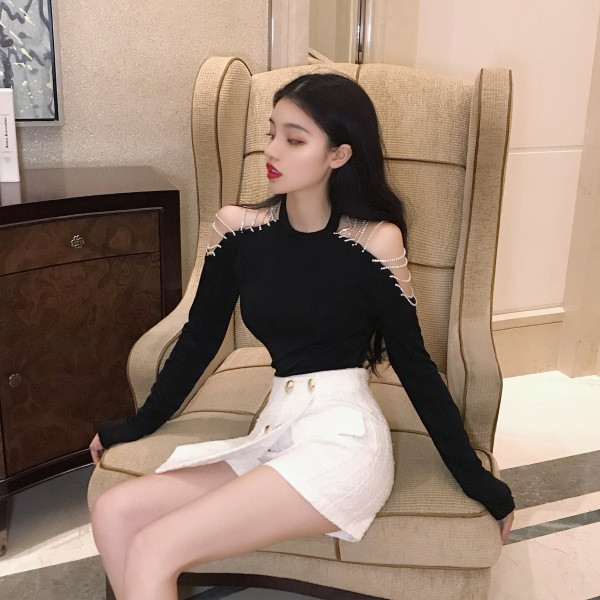 Tavaszi női blúz vágott ujjakkal és kövekkel