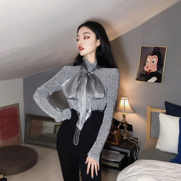Μοντέρνα γυναικεία μπλούζα με γυαλιστερό εφέ, υψηλό κολάρο και μεγάλη κορδέλα