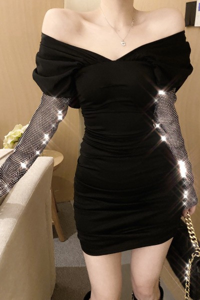 Elegáns női ruha ejtett ujjakkal, fényes kövekkel