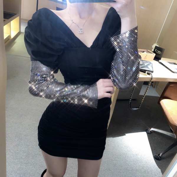 Elegáns női ruha ejtett ujjakkal, fényes kövekkel