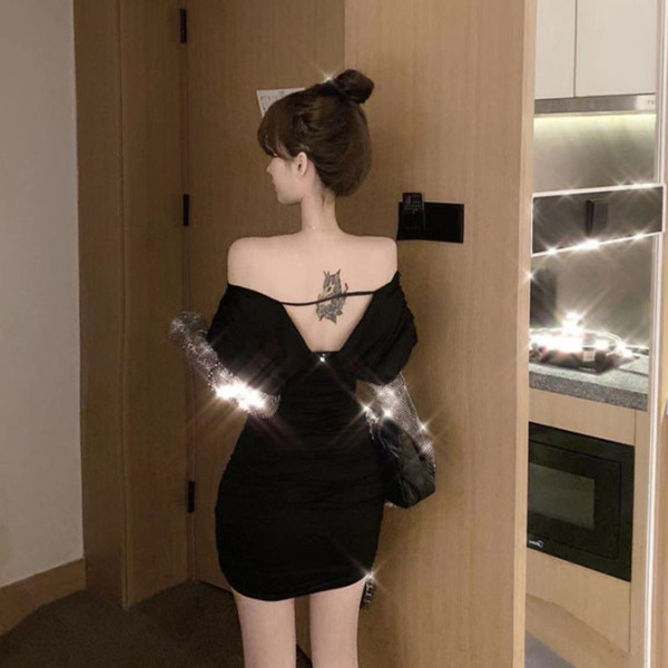 Elegáns női ruha ejtett ujjakkal, fényes kövekkel