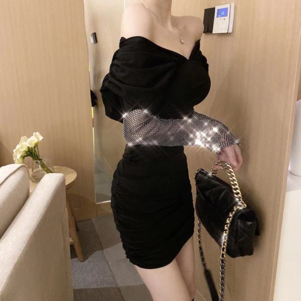 Elegáns női ruha ejtett ujjakkal, fényes kövekkel