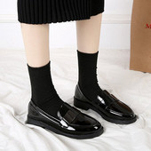 Vabaaja mustad mokassiinid lameda kunstnahast tallaga