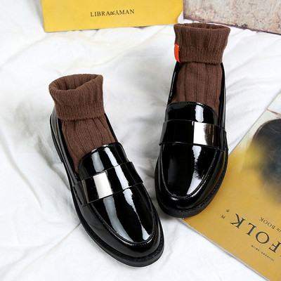 Vabaaja mustad mokassiinid lameda kunstnahast tallaga