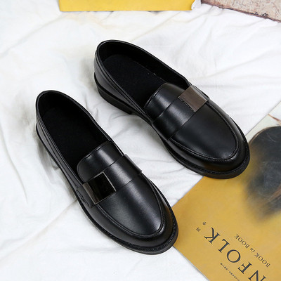 Vabaaja mustad mokassiinid lameda kunstnahast tallaga