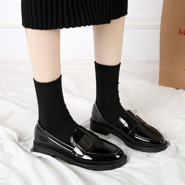 Vabaaja mustad mokassiinid lameda kunstnahast tallaga