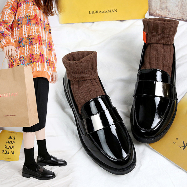 Vabaaja mustad mokassiinid lameda kunstnahast tallaga