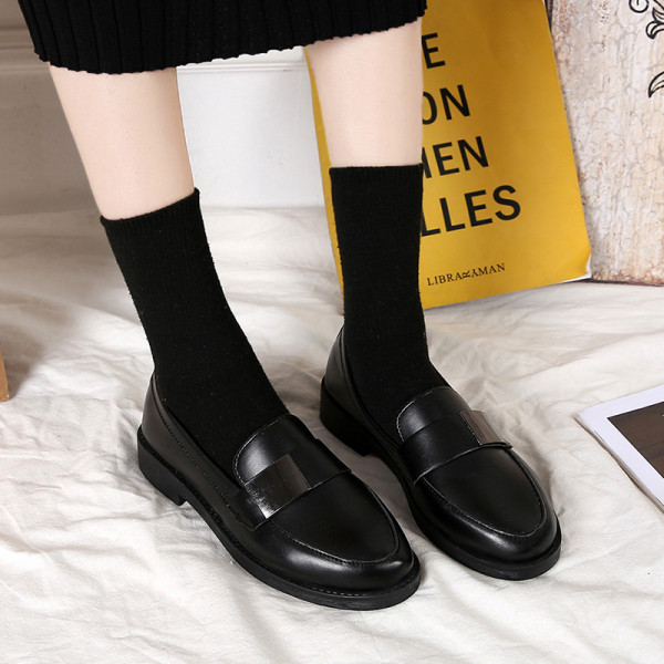 Vabaaja mustad mokassiinid lameda kunstnahast tallaga