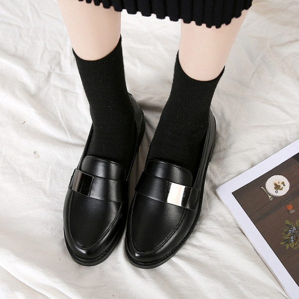 Vabaaja mustad mokassiinid lameda kunstnahast tallaga