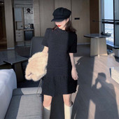 Vabaaja naiste kleidivaba mudel ovaalse dekoltee ja lühikeste varrukatega