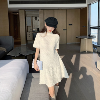 Vabaaja naiste kleidivaba mudel ovaalse dekoltee ja lühikeste varrukatega