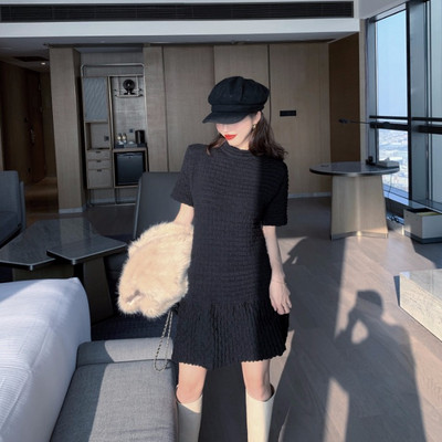 Vabaaja naiste kleidivaba mudel ovaalse dekoltee ja lühikeste varrukatega