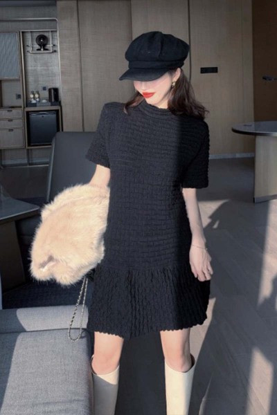 Vabaaja naiste kleidivaba mudel ovaalse dekoltee ja lühikeste varrukatega