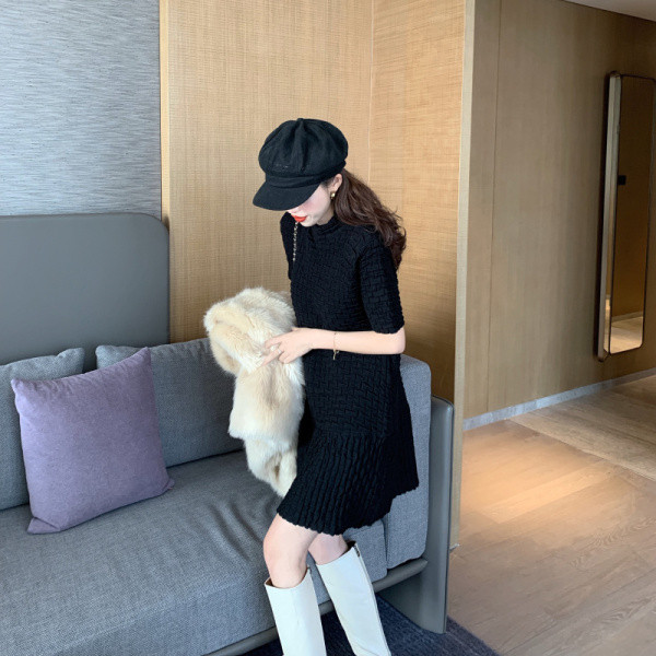 Vabaaja naiste kleidivaba mudel ovaalse dekoltee ja lühikeste varrukatega