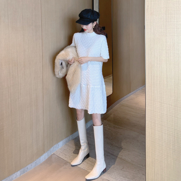 Vabaaja naiste kleidivaba mudel ovaalse dekoltee ja lühikeste varrukatega