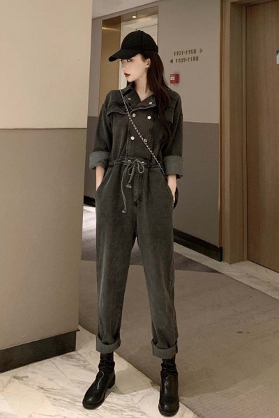 Praegused naiste teksakombinesoonid pikkade varrukate ja vöökohaga sidemetega