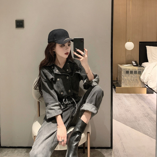 Praegused naiste teksakombinesoonid pikkade varrukate ja vöökohaga sidemetega