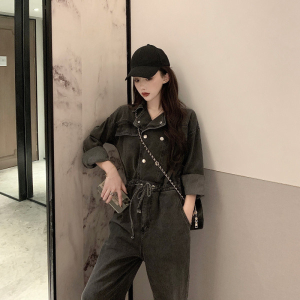 Praegused naiste teksakombinesoonid pikkade varrukate ja vöökohaga sidemetega