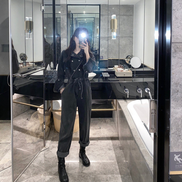 Praegused naiste teksakombinesoonid pikkade varrukate ja vöökohaga sidemetega