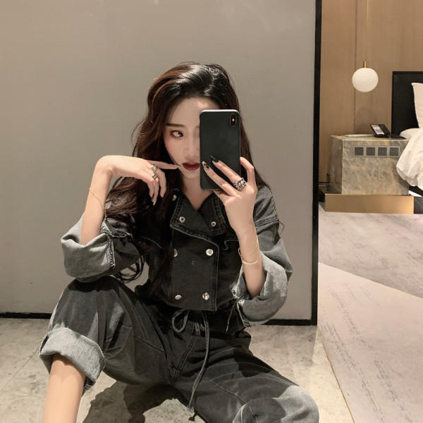 Praegused naiste teksakombinesoonid pikkade varrukate ja vöökohaga sidemetega